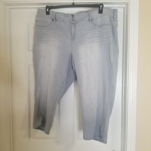 Torrid Plus Curvy Size Denim Capris Size 28